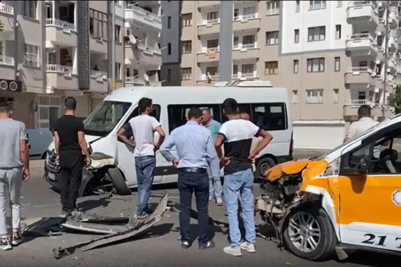 Diyarbakır’da minibüs taksi ile çarpıştı: 2 yaralı
