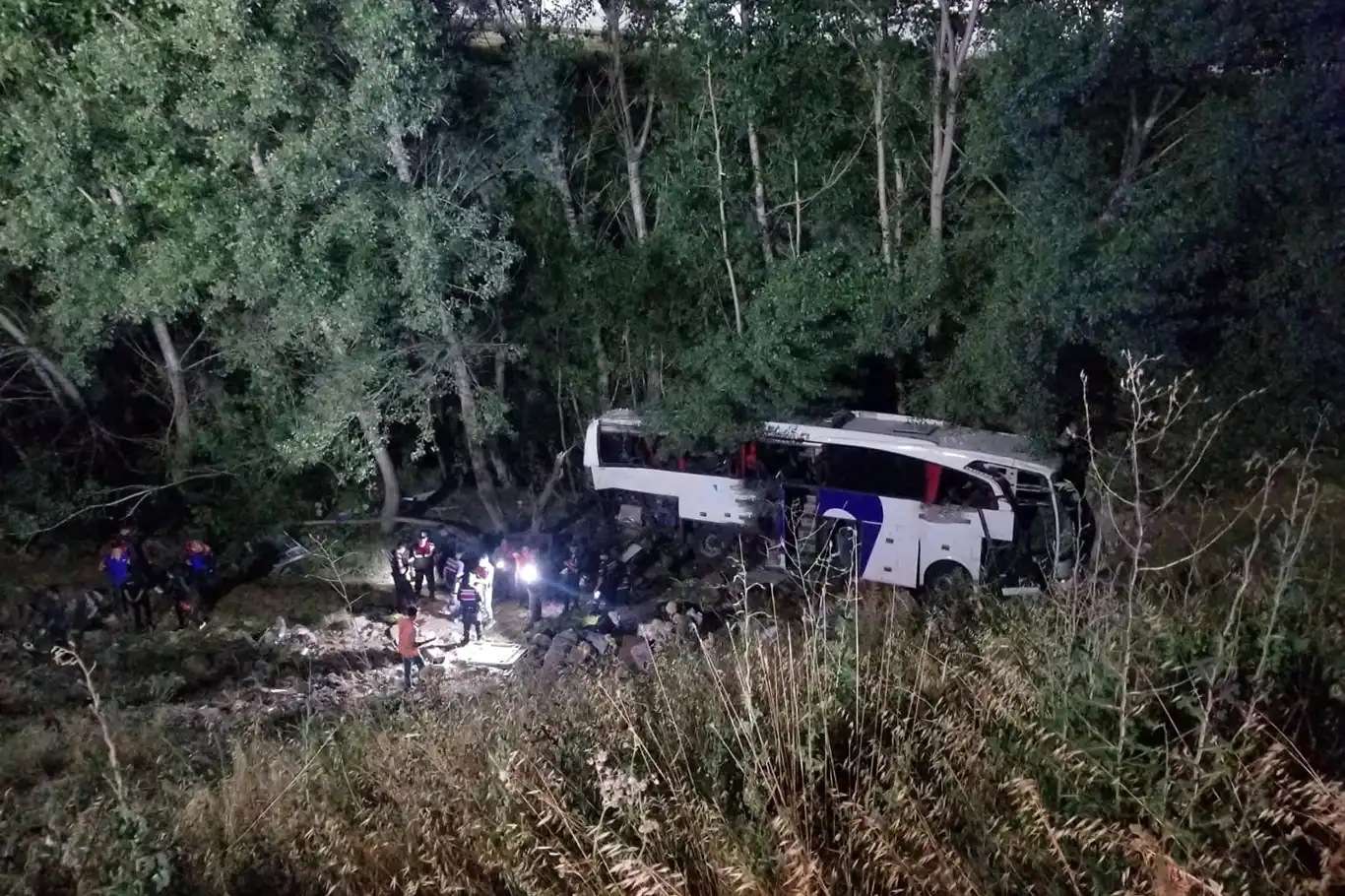 Yolcu otobüsü şarampole yuvarlandı: 12 ölü, 19 yaralı   