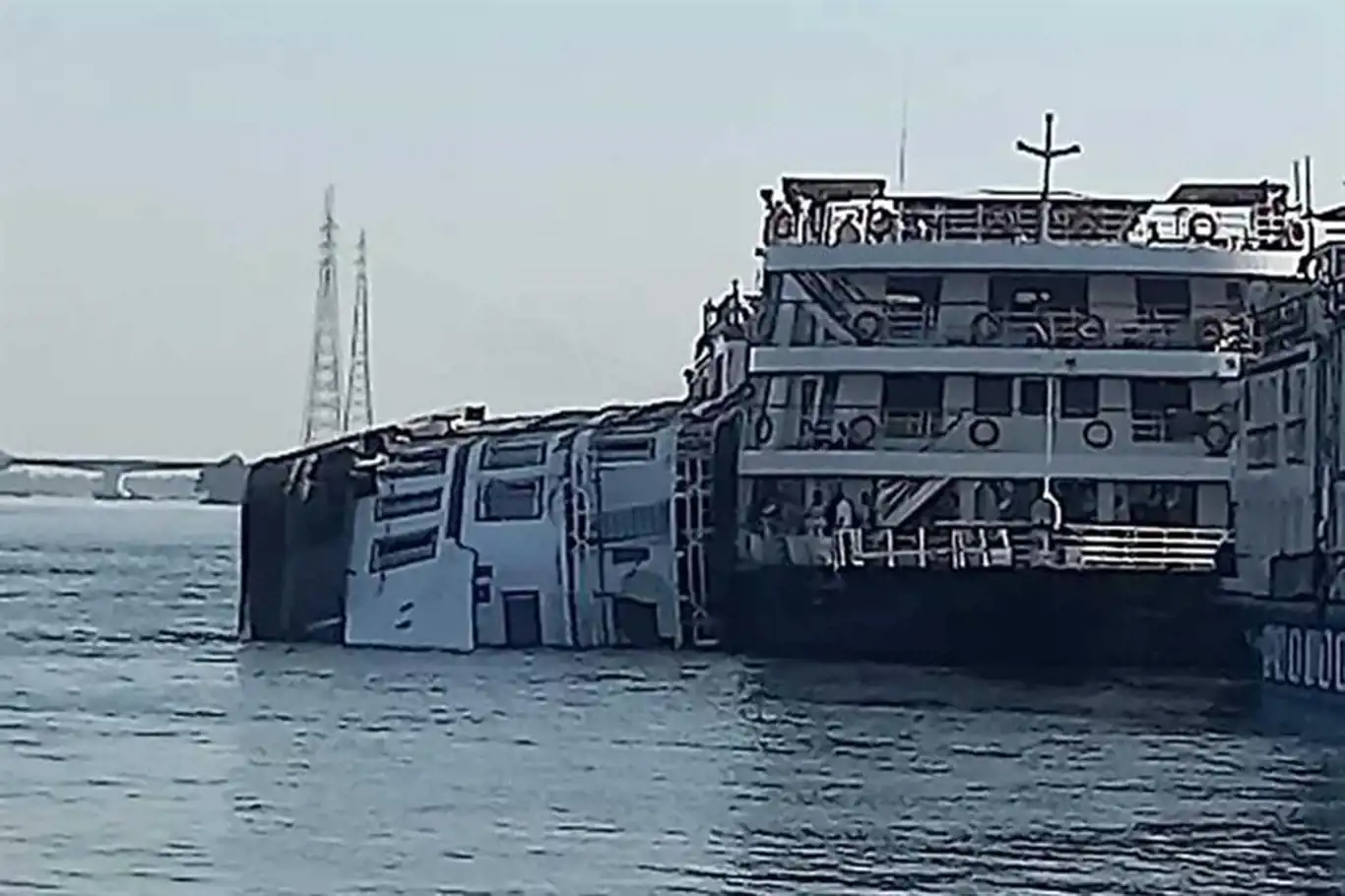 Yolcu gemisi battı: 1 ölü