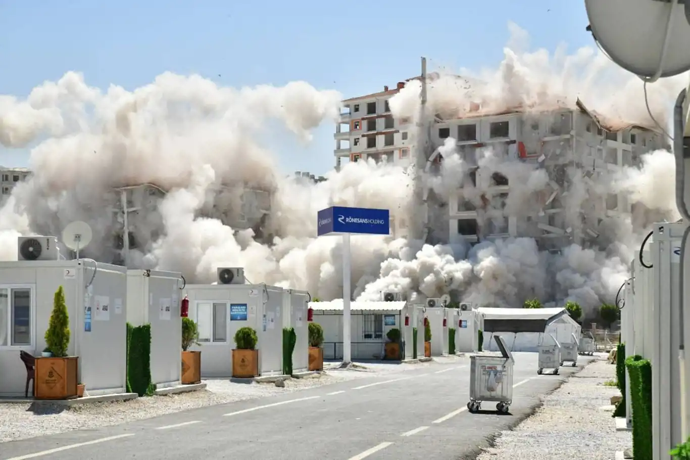 Hasarlı binaların dinamitle yıkımları hızlandı