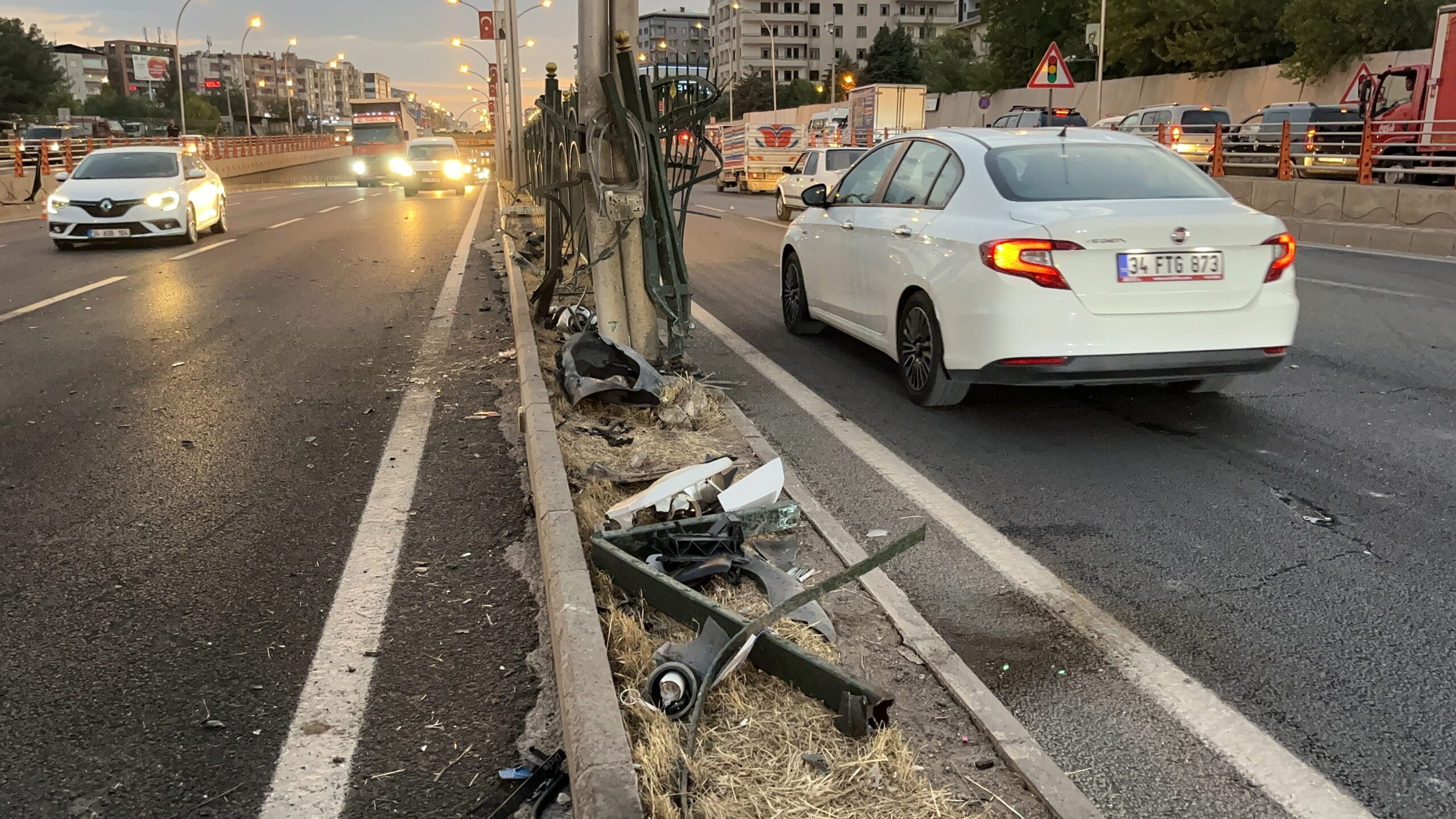 Diyarbakır’da hızını alamayan araç refüje çarptı: 3 yaralı