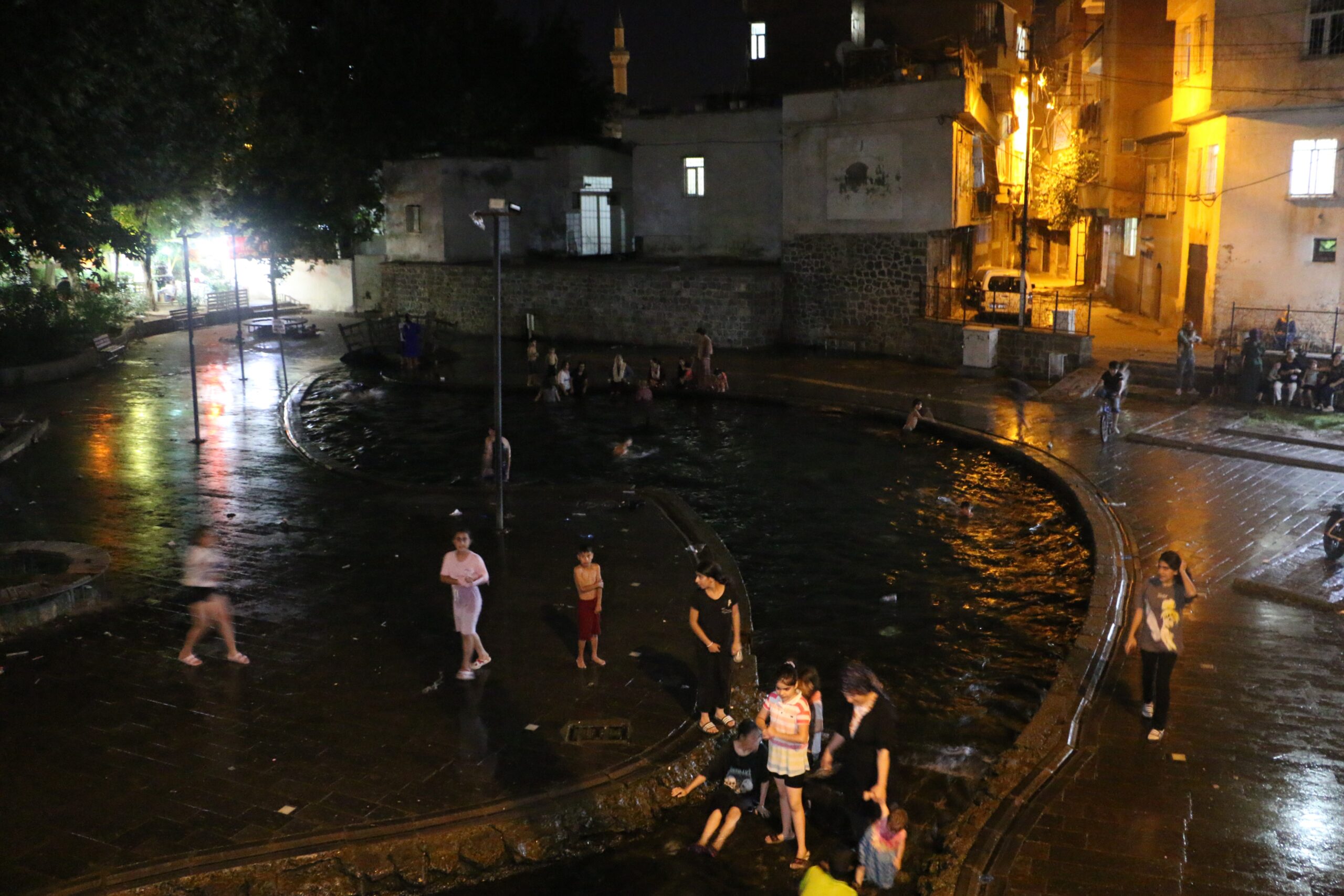 Diyarbakır’da karanlığı aldırış etmeyen çocuklar Anzele suyunda serinliyor