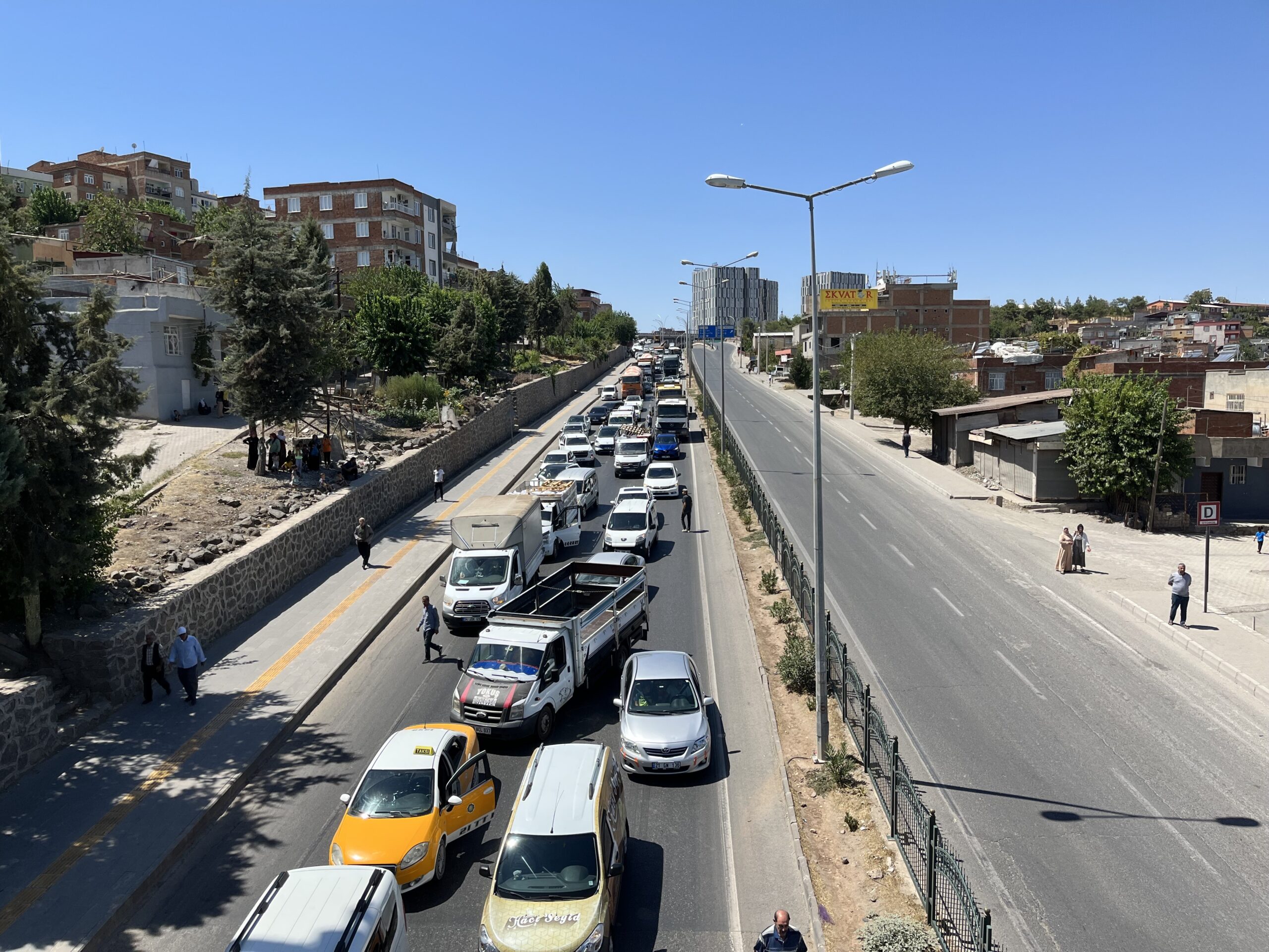 Diyarbakır’da bir çocuğun yaralandığı kazada vatandaş yolu kapattı