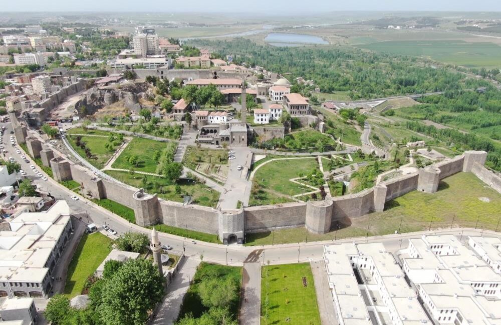 CHP’li Tanrıkulu Diyarbakır’ın tarihi mekanlarını bakana sordu!