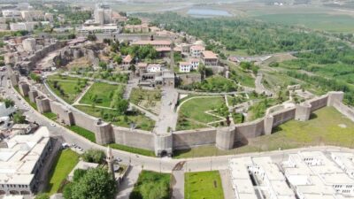 CHP’li Tanrıkulu Diyarbakır’ın tarihi mekanlarını bakana sordu!