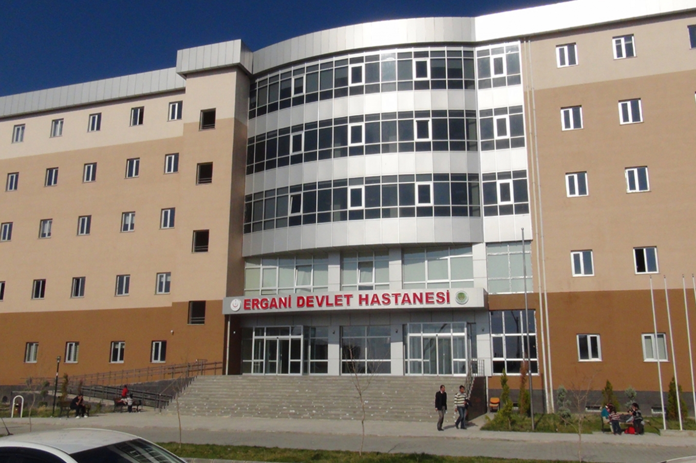 Diyarbakır İl Sağlık Müdürlüğü’nden ‘doktora güvenlik koridoru’ açıklaması:  Görüntüler yeni değil!