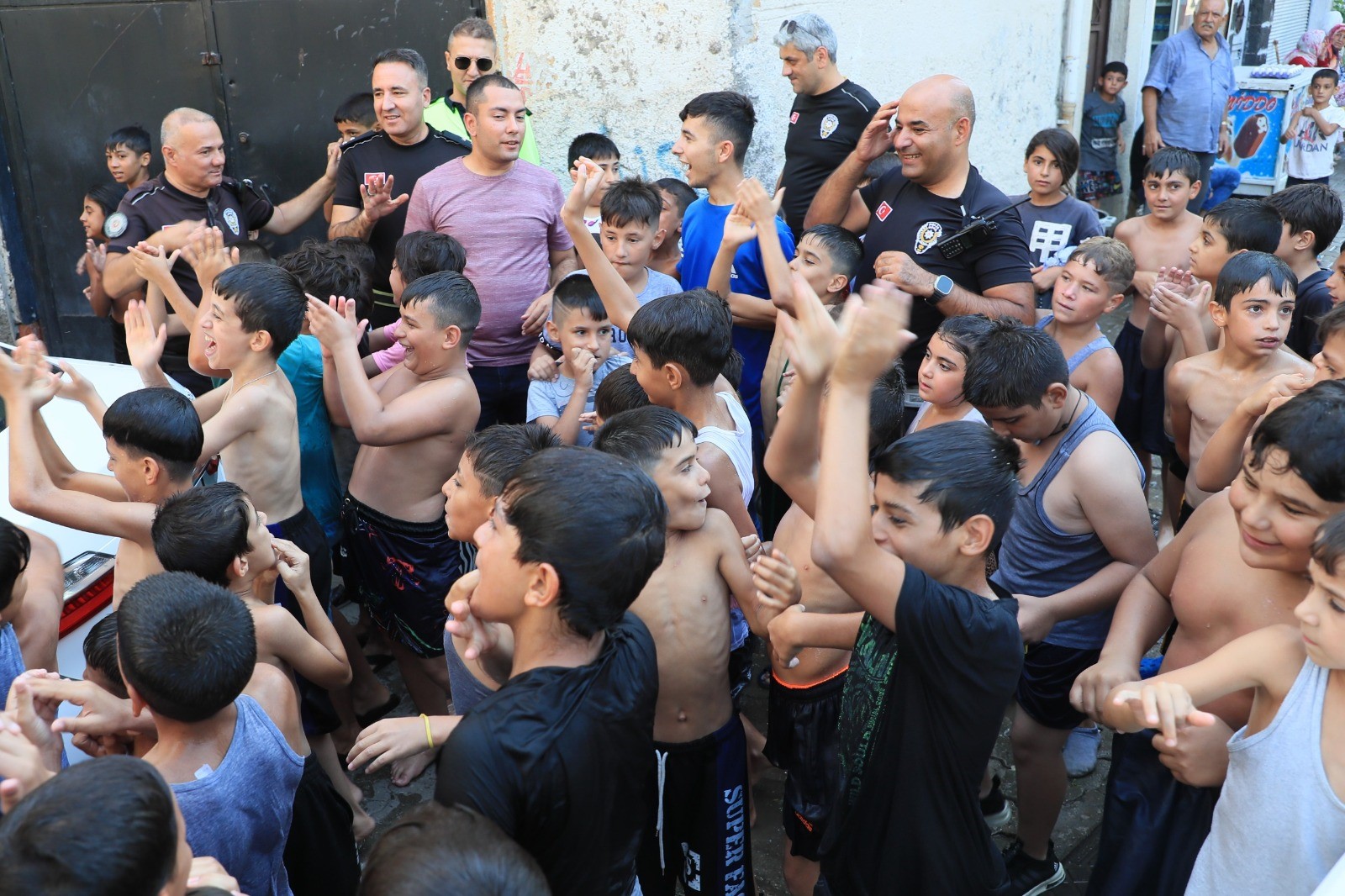 Diyarbakır polisinden anzelede çocuklara dondurma ikramı