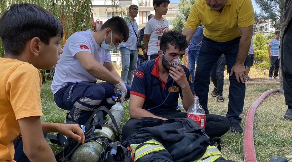 Diyarbakır’da binada çıkan yangında çocukların da olduğu çok sayıda kişi dumandan etkilendi