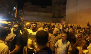 Elektrik kesintilerine tepki gösteren mahalleli eylem yaptı