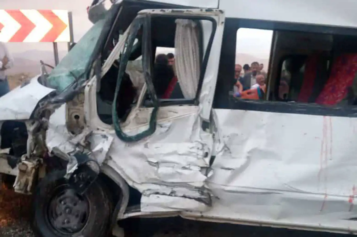 Minibüsle kamyonet çarpıştı: Bir ölü 11 yaralı