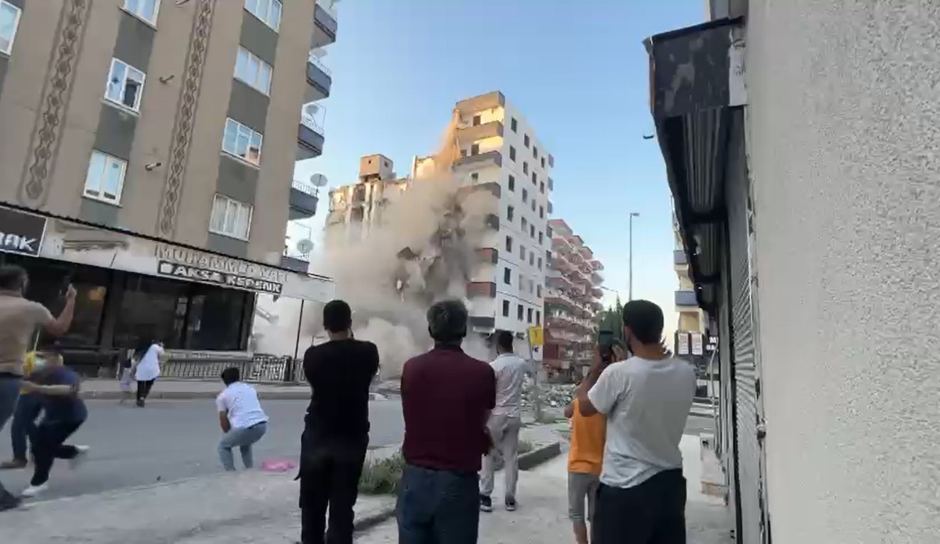  Diyarbakır’da bir bina daha  yıkım esnasında çöktü