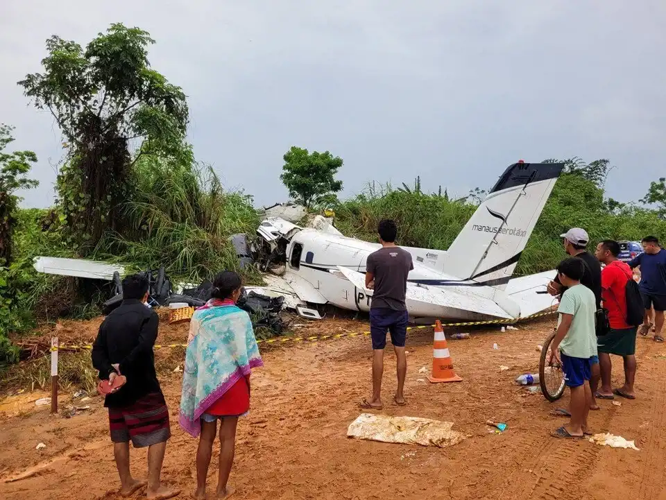 Uçak düştü: 14 ölü