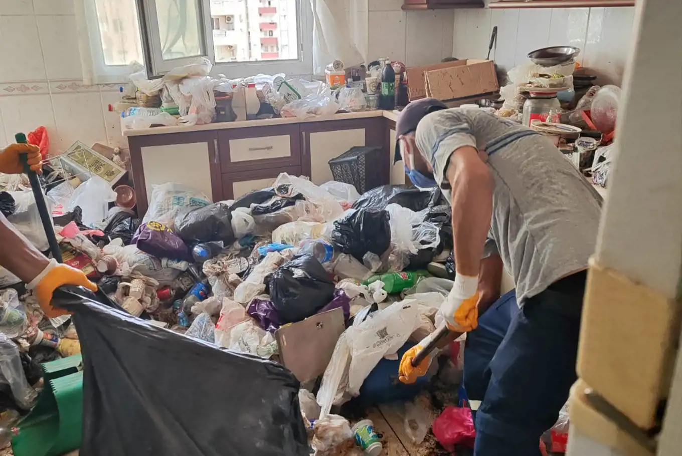 Atık biriktiren şahsın evinden 20 ton çöp çıkarıldı