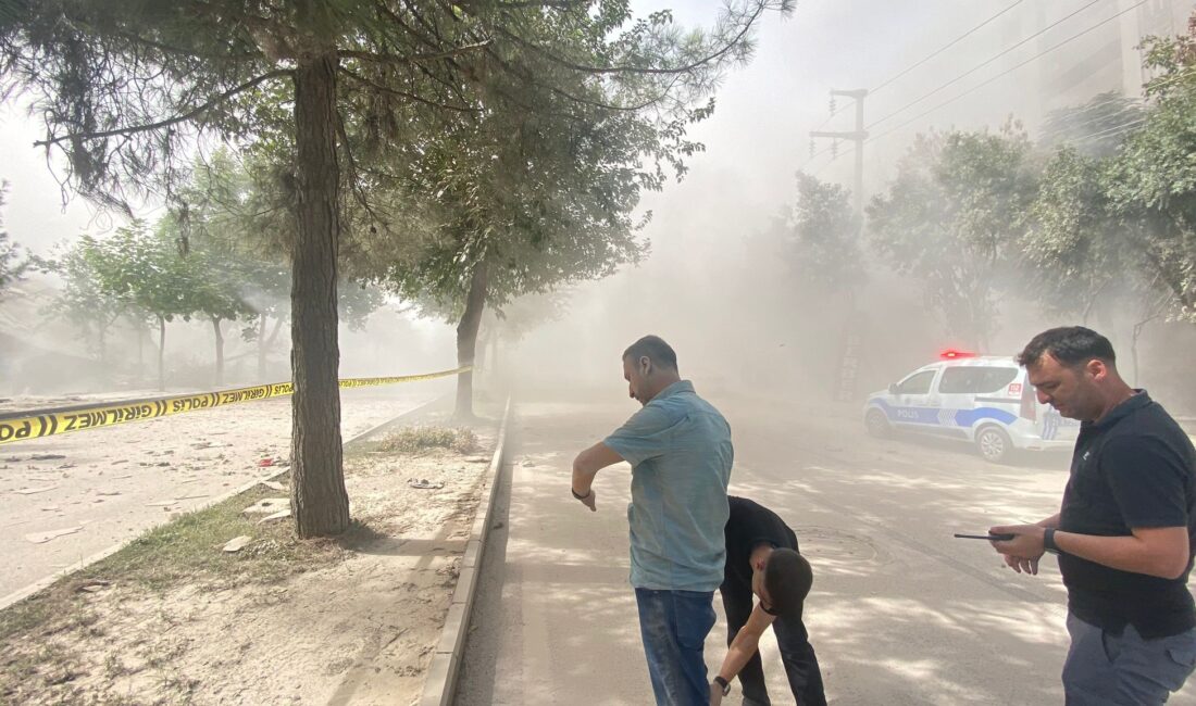 Diyarbakır’da bina çöktü trafik tıkandı