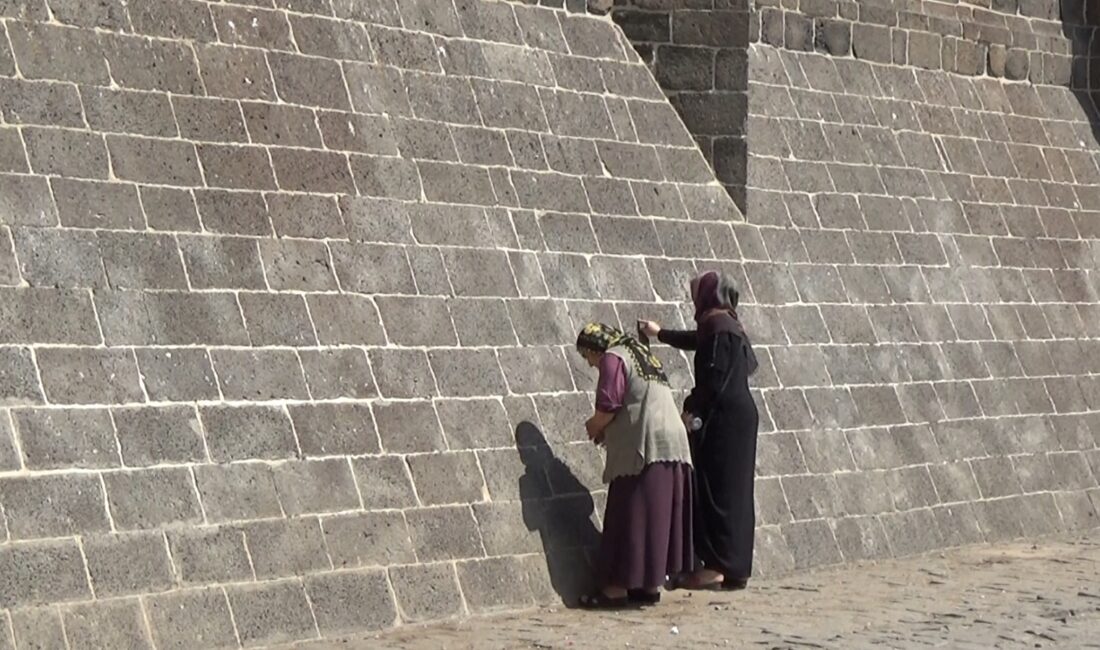 Din görevlisinden cami duvarına taş yerleştirerek dua edenlere tepki;  Kişiyi helaka götürür!