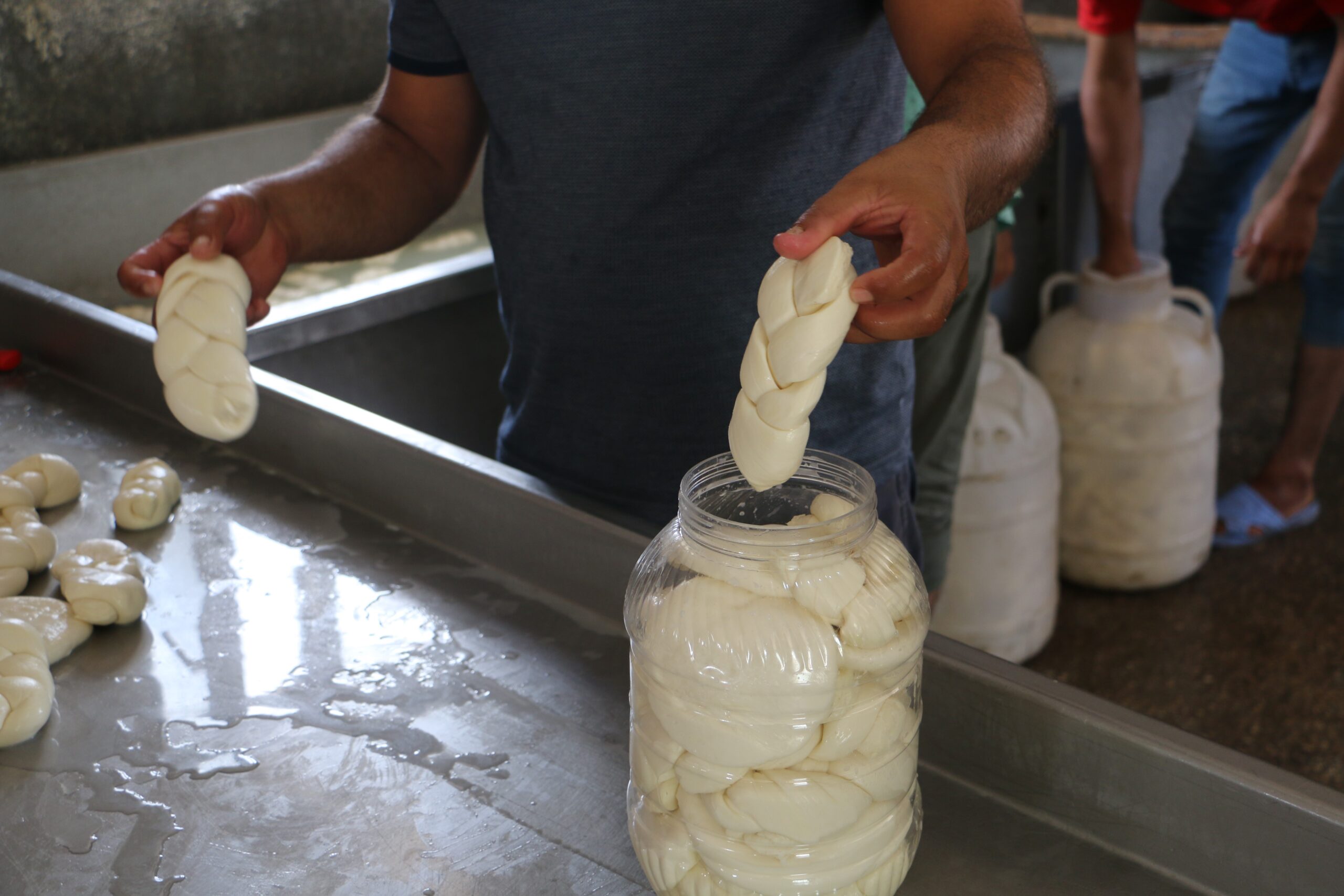 Diyarbakır’da Ürettikleri mandıra peynirini Türkiye’nin her yerine gönderiyorlar