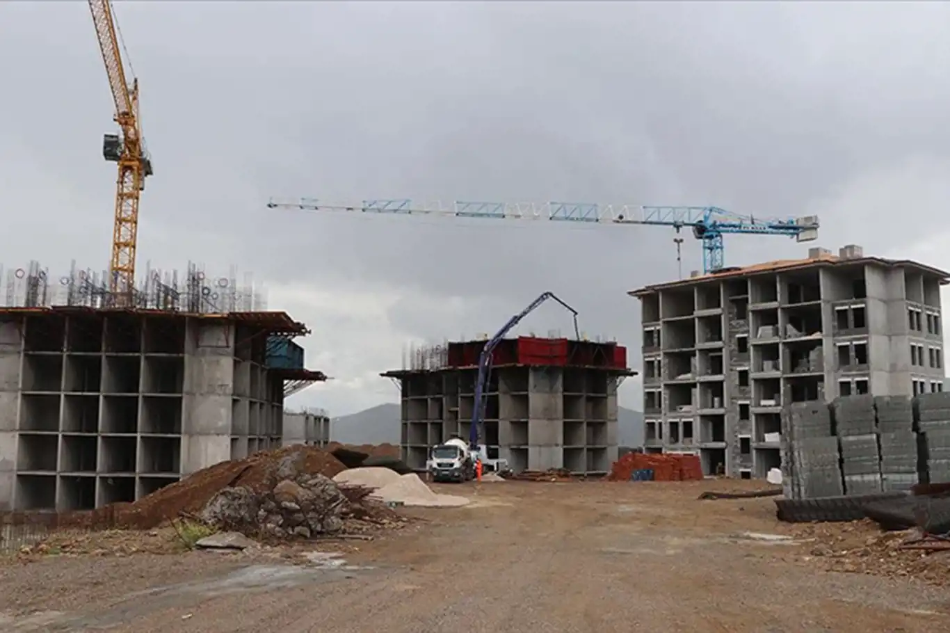 200 bin konut ve köy evinin inşaatı devam ediyor