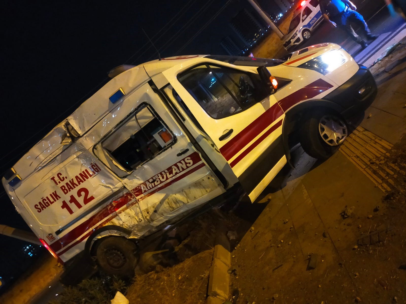 Diyarbakır’da ambulans ile  otobüs çarpıştı: 3 yaralı