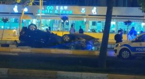 Diyarbakır’da kontrolden çıkan otomobil yan şeritteki otomobile çarptı
