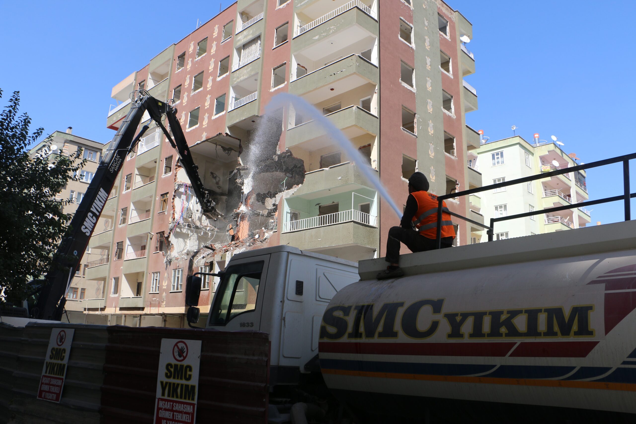 Diyarbakır’da ağır hasarlı binaların yıkım çalışmaları devam ediyor