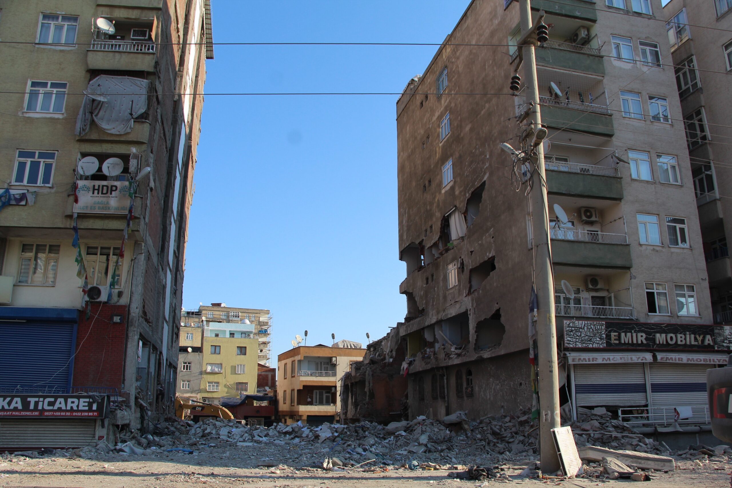 Diyarbakır’da depremde yıkılan apartmanla ilgili dava açıldı