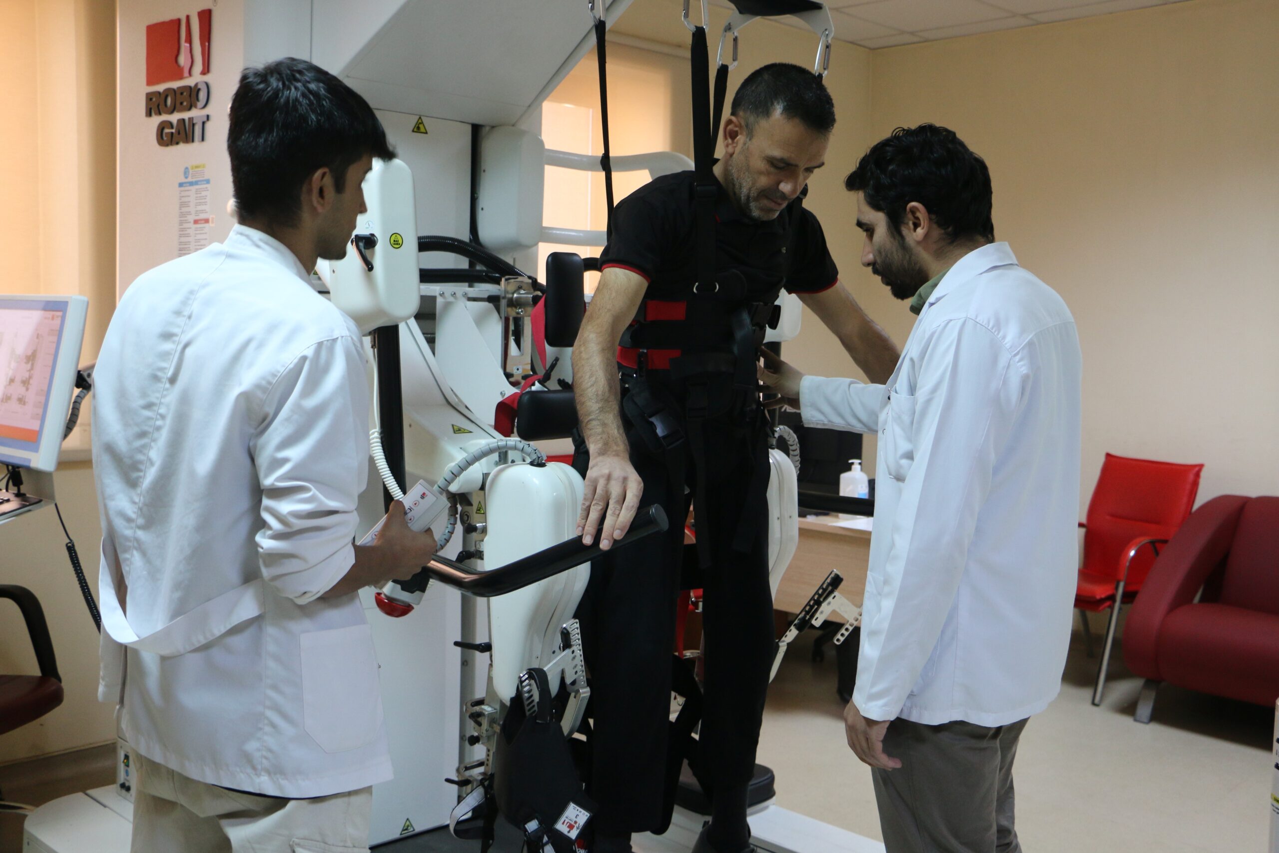 Diyarbakır’da yürüme güçlüğü çeken hastalar robotik cihazla şifa buluyor