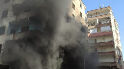 Diyarbakır’da ağır hasarlı binada korkutan yangın!
