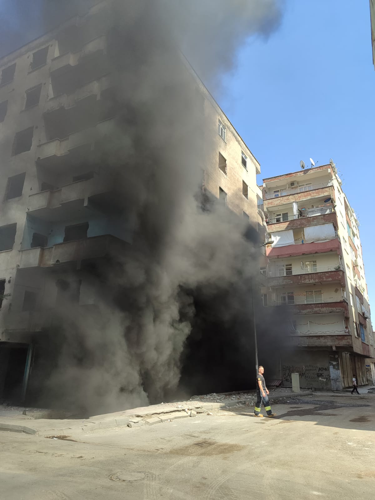 Diyarbakır’da ağır hasarlı binada korkutan yangın!