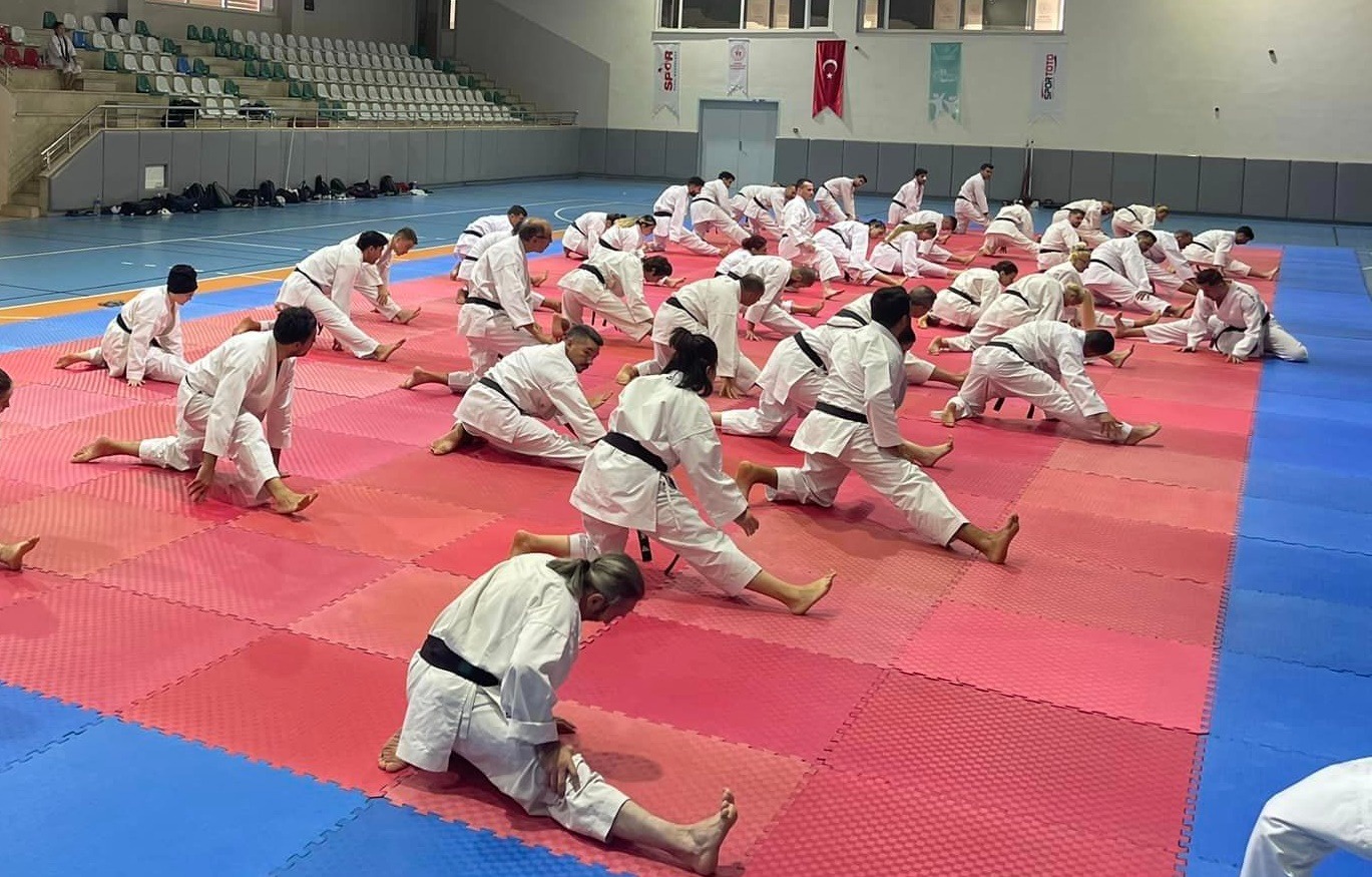 Ankara’da 2. Kademe Karate Antrenörlük kursu devam ediyor!