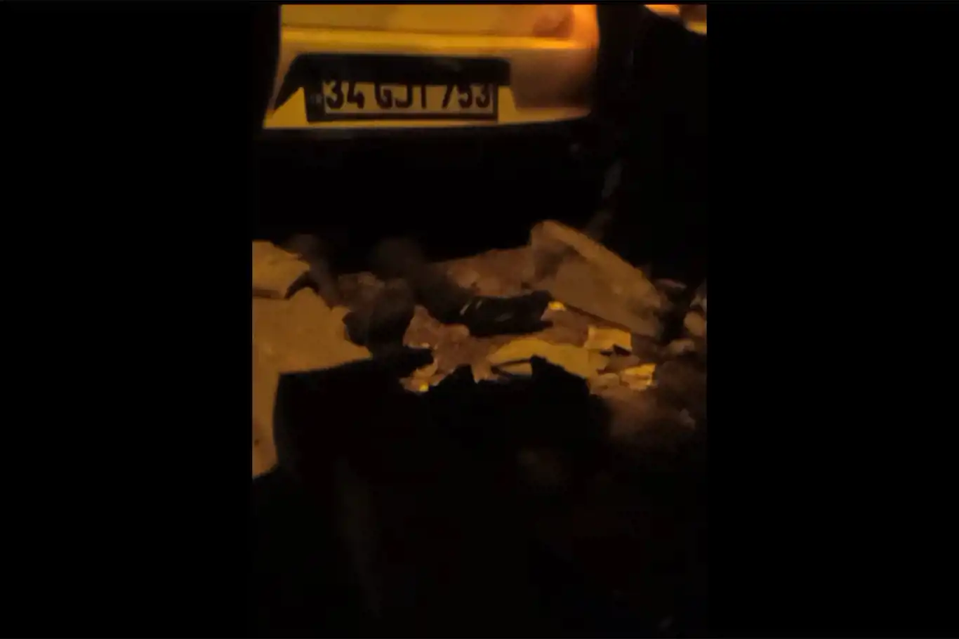 Diyarbakır’da kaldırımda yürüyen adam otomobilin altında kaldı