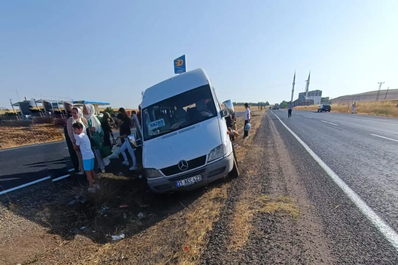 Diyarbakır’da minibüs şarampole devrildi