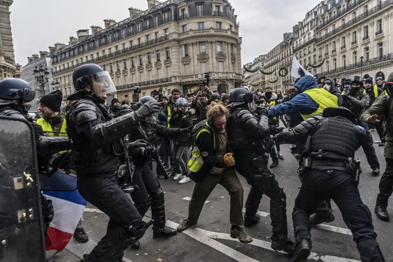 Fransa’da sular durulmuyor: Polis şiddetine karşı protesto düzenlendi