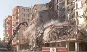 Diyarbakır’da ağır hasarlı bina kontrollü yıkım esnasında çöktü
