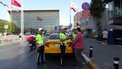 Taksimetreyi açmayan taksici turistten 3 bin 500 lira para istedi