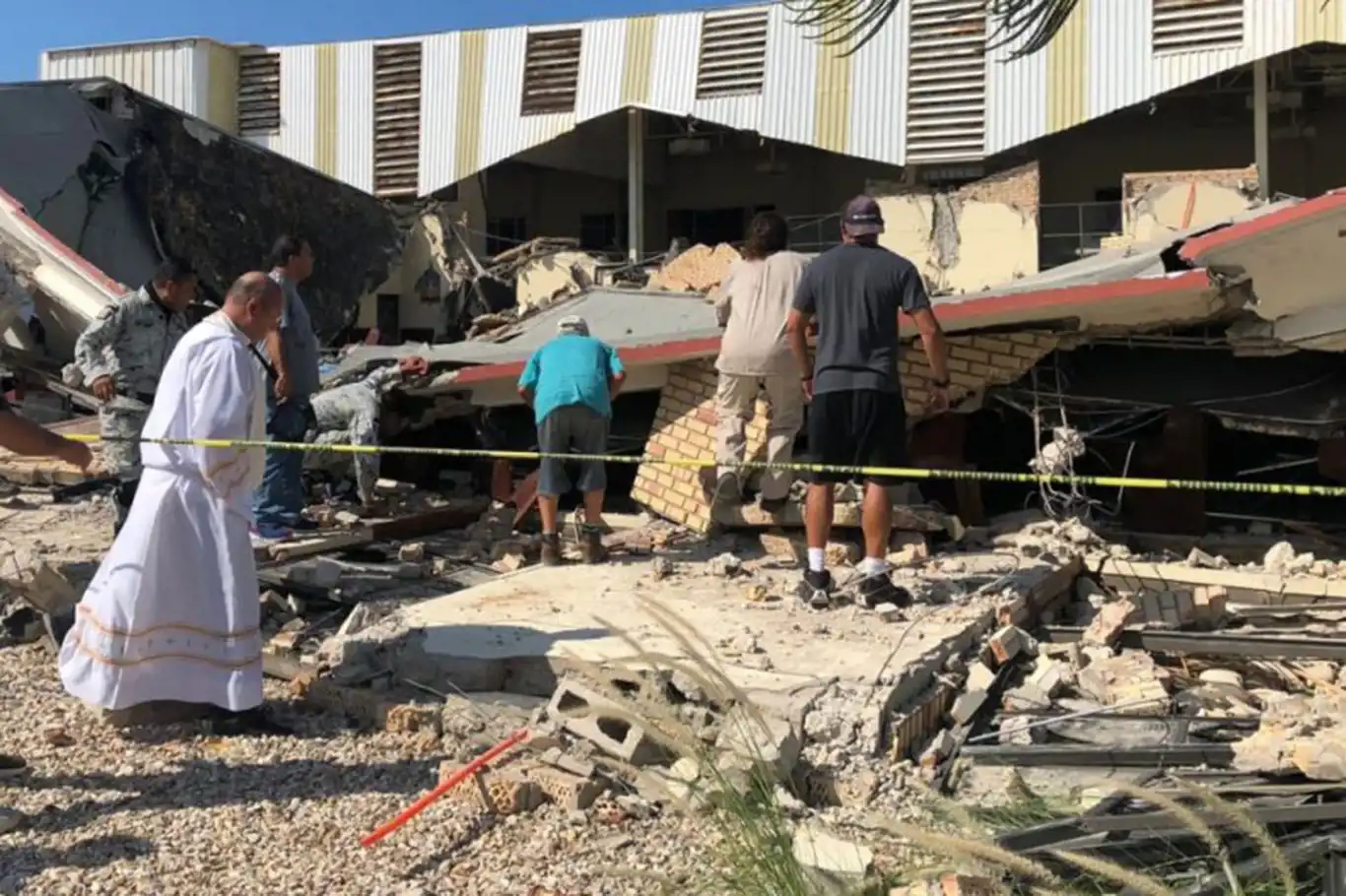 Kilisenin çatısı çöktü: 7 kişi öldü, 30 kişi enkaz altında kaldı