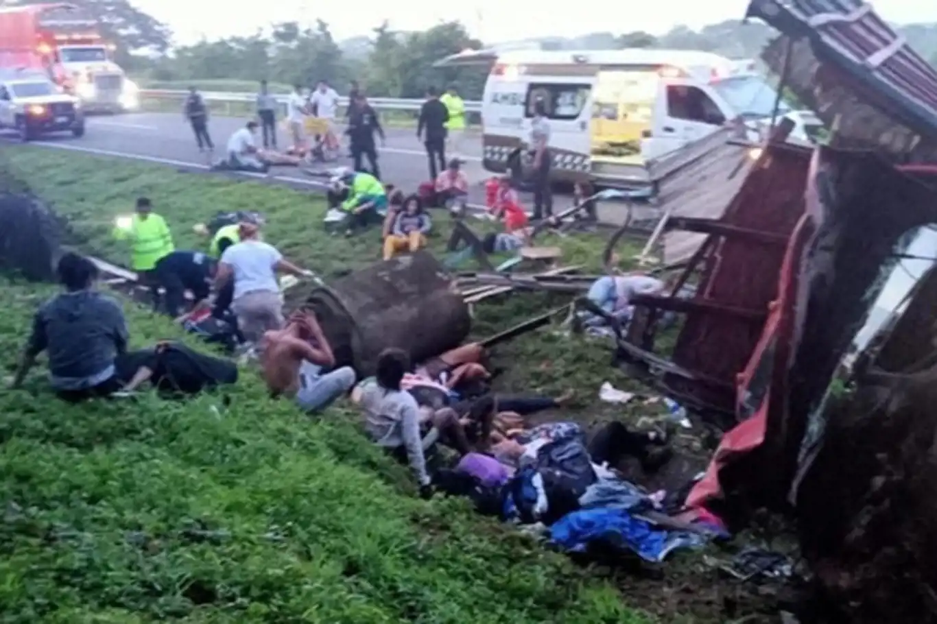 Göçmenleri taşıyan kamyon devrildi: 10 ölü