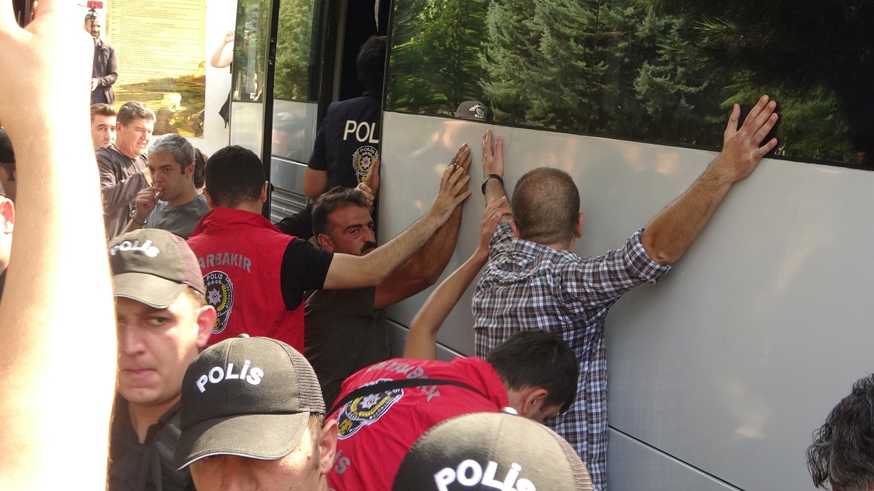 Diyarbakır’da yürüyüşte gözaltına alınan 103 kişi serbest bırakıldı