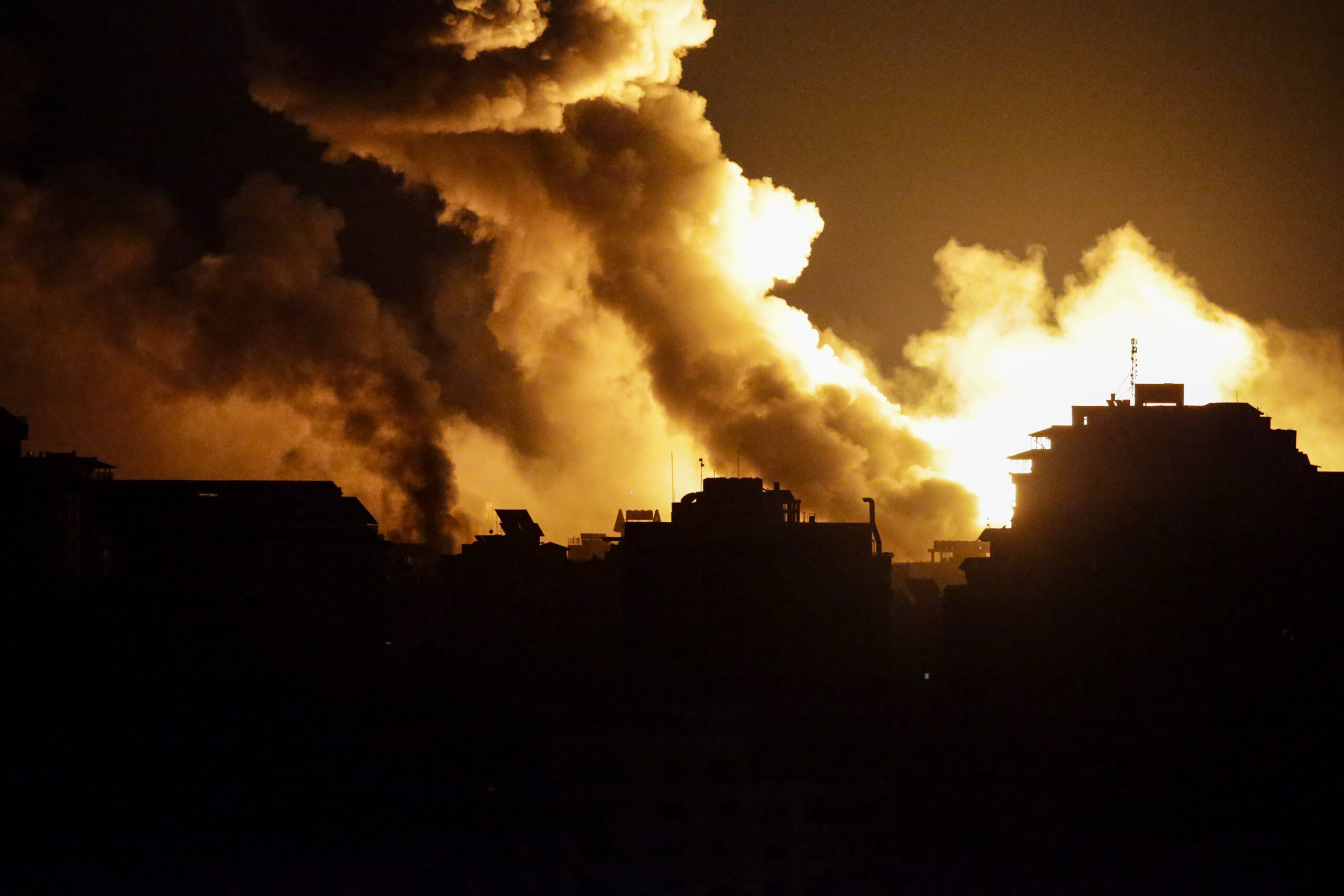 İsrail’in hava saldırıları gece de devam etti