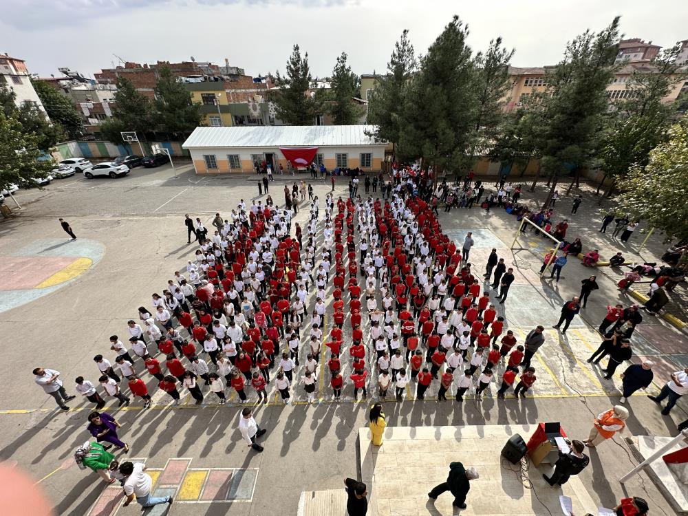 Diyarbakır’da öğrenciler Cumhuriyeti koreografi ile kutladı