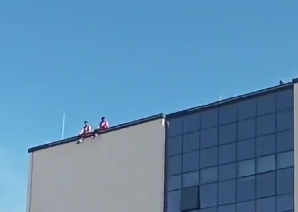 Hastane çatısında eylem