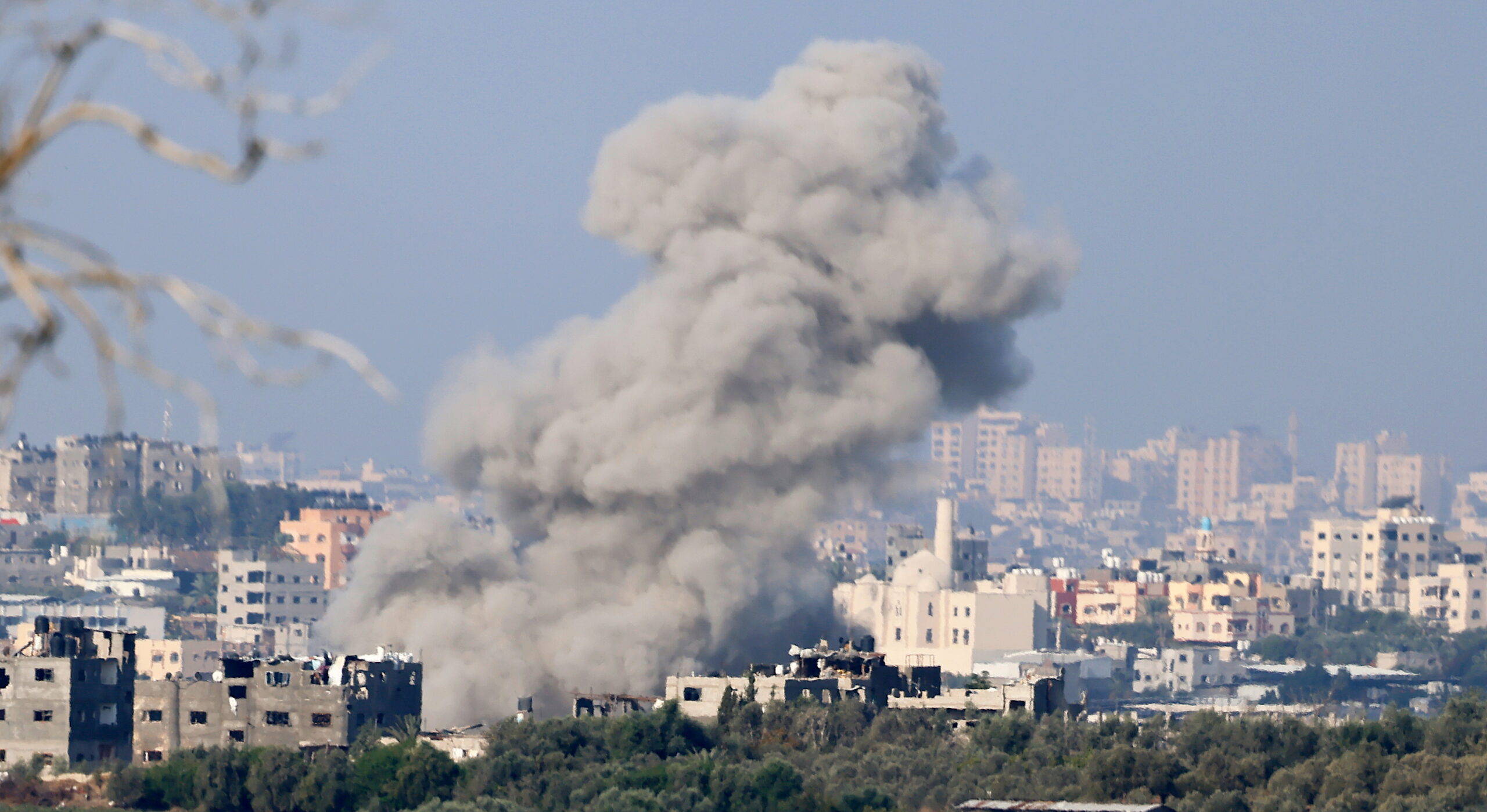 İsrail, Gazze’de hastanelerin çevresini vurdu