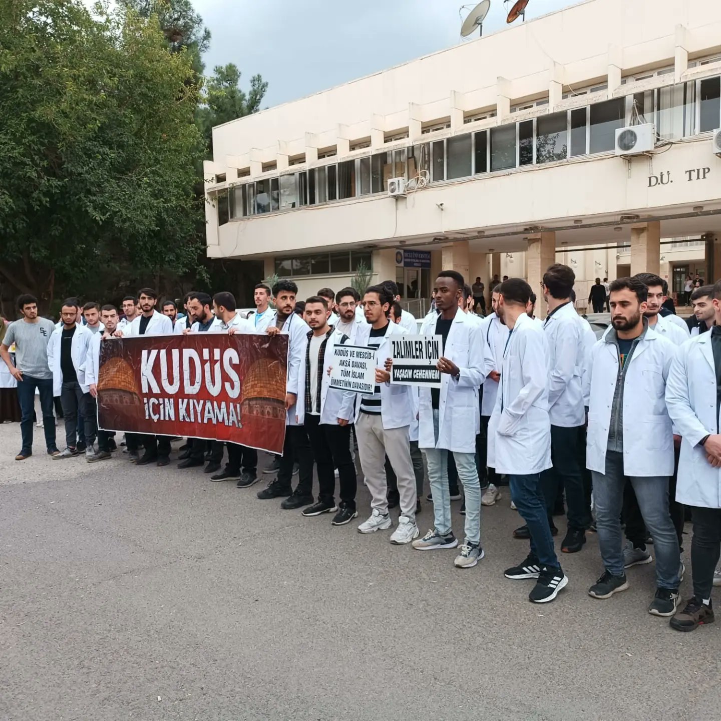 Diyarbakırlı genç tıpçılar, İsrail’in barbarlığını ‘beyaz önlük eylemi’ protesto etti
