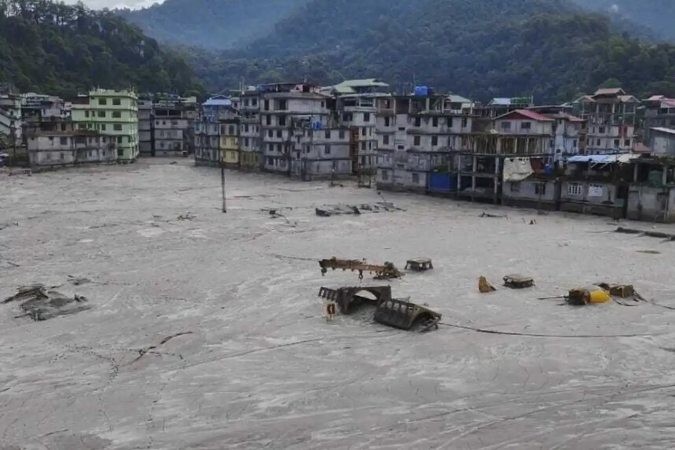 Baraj kapakları patladı: 41 kişi öldü