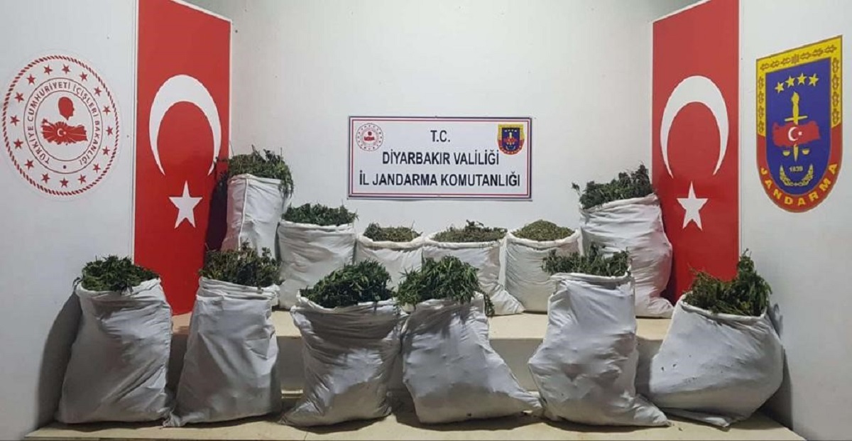 Diyarbakır’da uyuşturucu operasyonu: Yüzlerce kilo esrar ele geçirildi!
