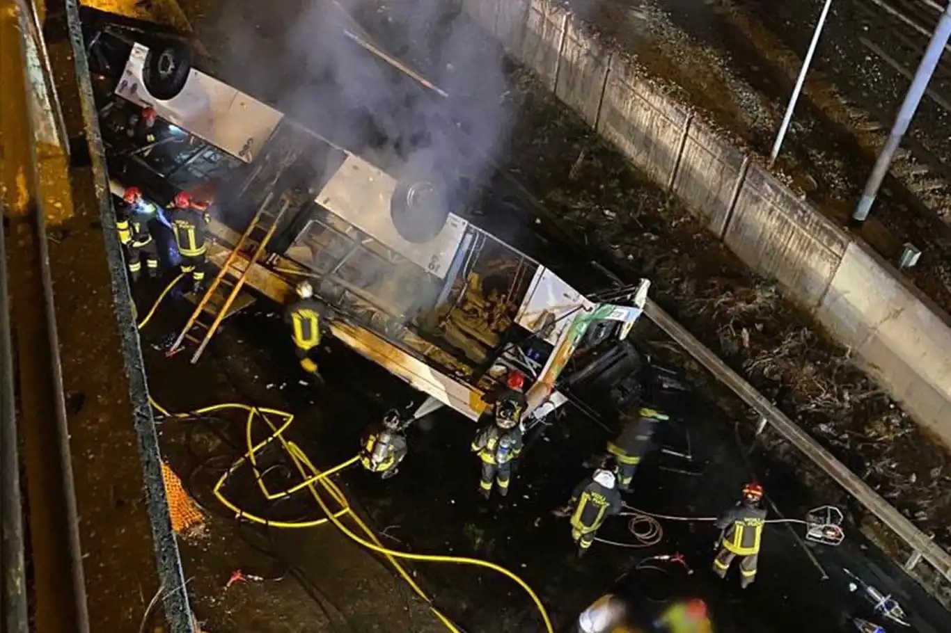 İtalya’da otobüs üst geçitten düştü: 21 ölü