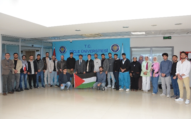 Diyarbakır’da eğitim gören Filistinli öğrenciler rektör Karakoç’u ziyaret etti