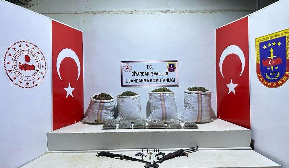 Diyarbakır’da uyuşturucu operasyonu: Esrar silah ele geçirildi