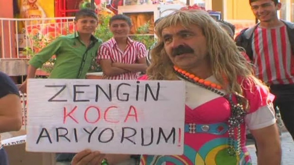 ‘Koca arıyorum’ akımı Türkiye’ye de sıçradı! Pankartlarla geziyorlar