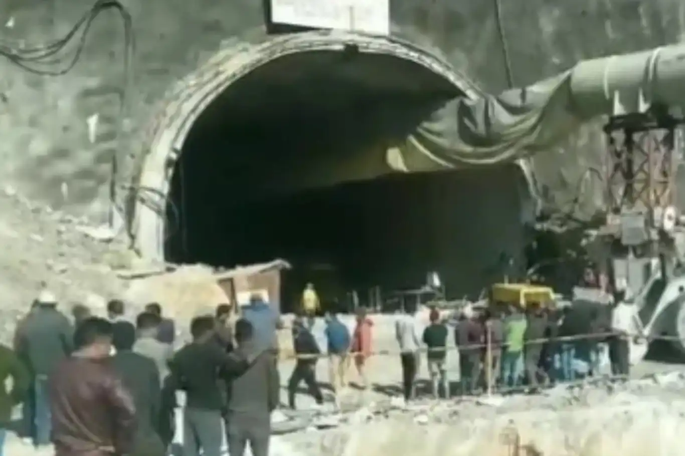 İnşaat halindeki tünel çöktü: 40 işçi mahsur!
