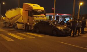 Diyarbakır’da kamyon ve otomobil çarpıştı